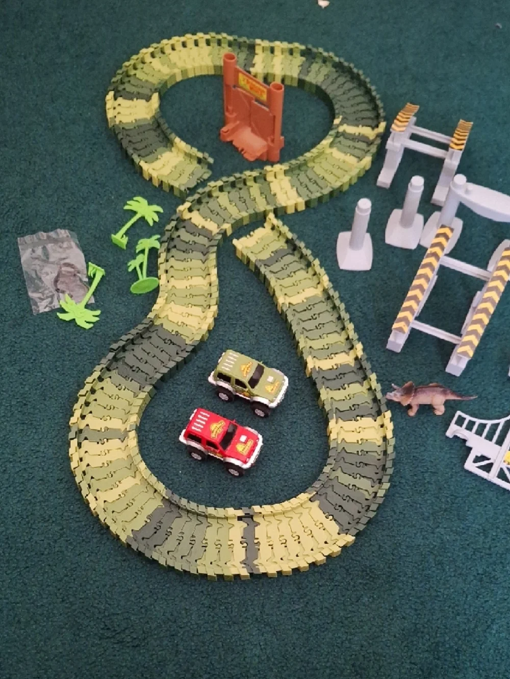 Reptile Habitat Flexible Track Set - Green & 2 Magic Cars